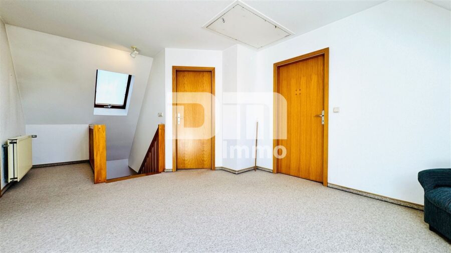 Großer Dreiseithof mit 2 bis 3 Wohneinheiten, 3 Nebengebäuden + großem Grundstück - DG Gebäudeteil 1 / Treppenaufgang / Flur